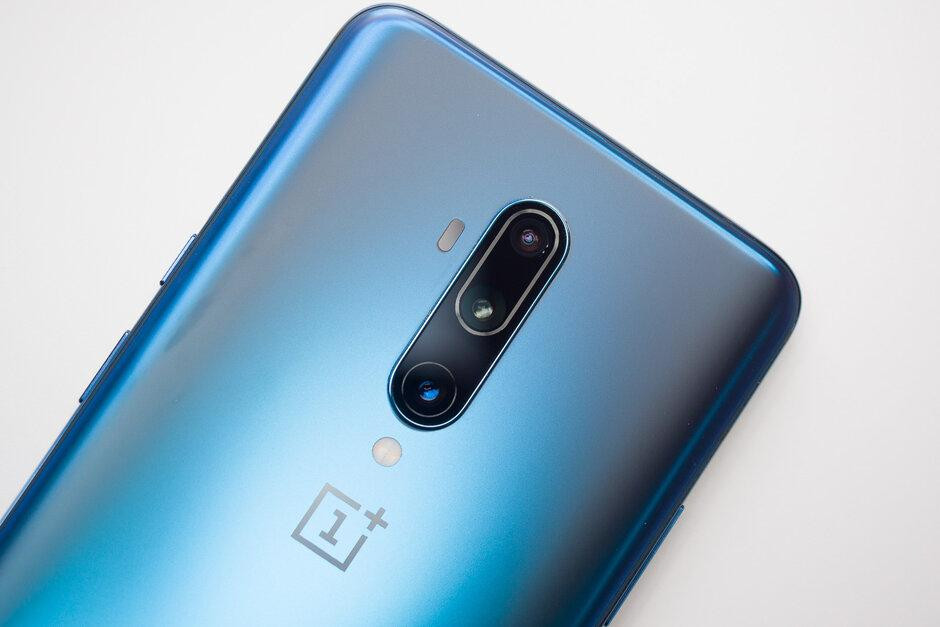 4. OnePlus 7 Pro và 7T Pro Không chỉ có một mà OnePlus có tới hai smartphone trong năm 2019 đều sở hữu hệ thống ba camera ở mặt sau chất lượng, bao gồm cảm biến chính 48 megapixel, f/1.6 với ống kính 7P, kết hợp với ống kính tele 8 megapixel, f/2.4 có khả năng zoom quang 3x, cùng với ống kính góc siêu rộng 16 megapixel, f/2.2, trường nhìn 117 độ. Cả OnePlus 7 Pro và 7T Pro đều hỗ trợ quay video bằng camera góc siêu rộng, có chế độ chụp đêm chuyên dụng Nightscape, chế độ macro để chụp từ khoảng cách 2,5cm cùng với chế độ slow-motion 960fps ở 720p. Máy còn hỗ trợ chuyển đổi giữa hai tiêu cự khi chụp ảnh chân dung, tích hợp hệ thống UltraShot Engine tối ưu hóa giúp chụp ảnh ở điều kiện thiếu sáng hay hoàng hôn đẹp hơn.