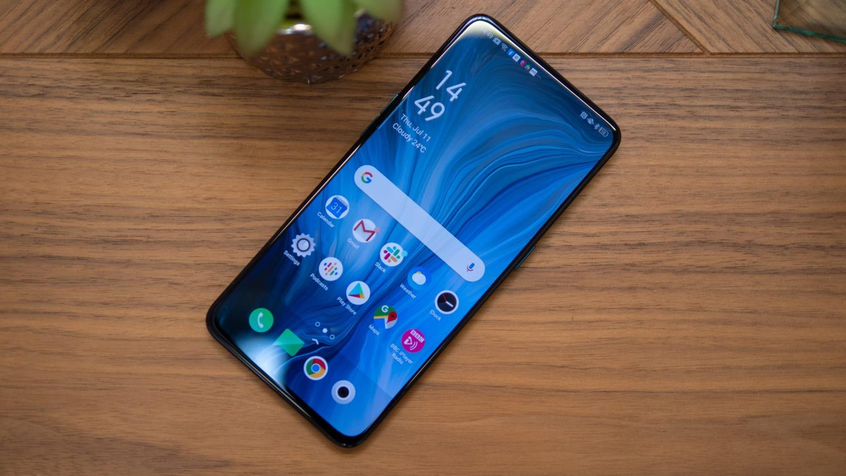 6. Oppo Reno 10x Zoom Edition Cho đến nay, cùng với Huawei P30 Pro thì đây là chiếc smartphone thứ 2 được trang bị camera với khả năng zoom lớn như chính tên của thiết bị đã chỉ ra, giúp người dùng có thể chụp được các chủ thể ở cự ly rất xa mà không cần dùng đến các camera siêu zoom chuyên dụng hay ống kính super tele. Tương tự các đối thủ, Oppo Reno 10x Zoom Edition cũng có 3 camera sau, trong đó camera chính 48 megapixel, f/1.7. Kết hợp camera kính tiềm vọng 13 megapixel, f/3.0, zoom quang 6X, zoom lai 10X, zoom số 60X. Cuối cùng là camera góc siêu rộng 8 megapixel, khẩu độ f/2.2 với tiêu cự 16mm. Máy sở hữu camera selfie 16 megapixel nằm trên cụm camera thụt thò dạng vây cá ở mép trên màn hình