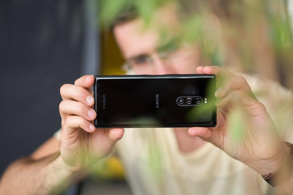 7. Sony Xperia 1 Đây cũng là chiếc flagship đầu tiên của Sony được trang bị ba camera, tất cả đều có độ phân giải 12MP. Trong đó, cảm biến chính 12MP, f/1.6, hỗ trợ chống rung SteadyShot (OIS+EIS) và công nghệ lấy nét Dual Pixel mới. Trong khi hai camera còn lại bao gồm một ống kính tele cho khả năng zoom quang 2x và một ống kính cho góc chụp siêu rộng. Hệ thống camera của Sony Xperia 1 đi kèm thuật toán xử lý hình ảnh mới BIONZ X, cho phép camera Eye AF của máy lấy nét siêu chính xác, siêu nhanh khi quay video lên tới 10 khung hình/giây với tính năng theo dõi bằng mắt theo chủ đề. Tất nhiên không thể thiếu tính năng quay video 4K HDR với tỷ lệ khung hình 21:9, với chế độ Cinema Pro.