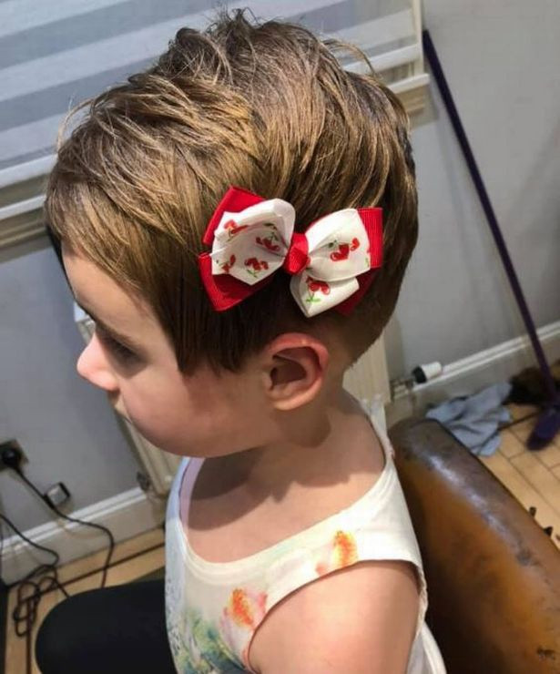 Một bé gái đã tự cắt tóc mình theo video YouTube.