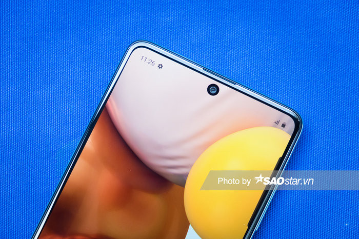 Ở mặt trước, Samsung Galaxy A71 được trang bị màn hình Infinity-O 6.7” Super AMOLED FullHD+ (1080×2400). Cụm camera trước thông số 32 MP, f/2.2 được bố trí khéo léo vào một vết cắt tròn nhỏ ở trung tâm phía trên màn hình theo bề ngang. Trước đó, trên những thiết bị như Samsung Galaxy S10, camera trước được bố trí với thiết kế tương tự song được đặt ở góc trên bên phải. Thiết kế mới giúp tạo ra độ cân xứng tốt hơn.