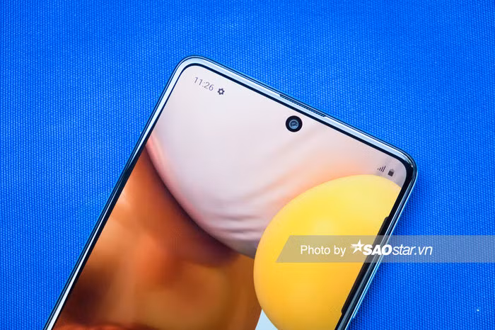 Ở mặt trước, Samsung Galaxy A71 được trang bị màn hình Infinity-O 6.7” Super AMOLED FullHD+ (1080×2400). Cụm camera trước thông số 32 MP, f/2.2 được bố trí khéo léo vào một vết cắt tròn nhỏ ở trung tâm phía trên màn hình theo bề ngang. Trước đó, trên những thiết bị như Samsung Galaxy S10, camera trước được bố trí với thiết kế tương tự song được đặt ở góc trên bên phải. Thiết kế mới giúp tạo ra độ cân xứng tốt hơn.