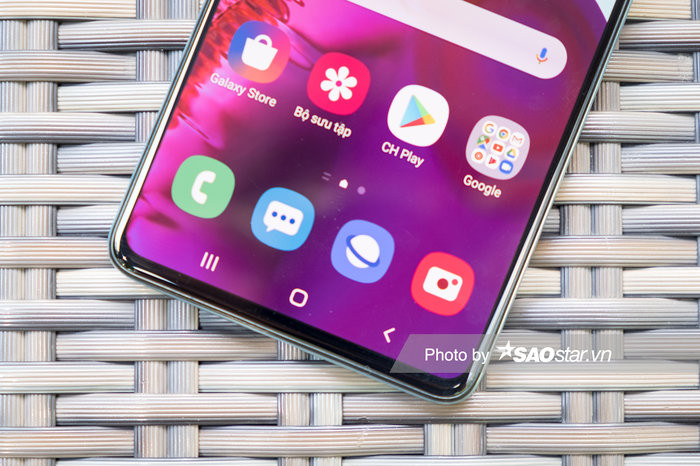 Samsung Galaxy A71 có viền màn hình rất mỏng để tối ưu không gian hiển thị trên mặt trước máy. Chiếc điện thoại này được trang bị cảm biến vân tay tích hợp bên dưới màn hình.