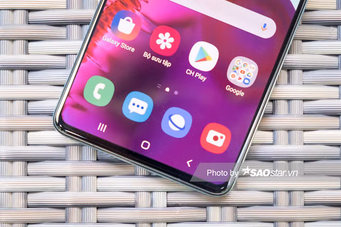 Samsung Galaxy A71 có viền màn hình rất mỏng để tối ưu không gian hiển thị trên mặt trước máy. Chiếc điện thoại này được trang bị cảm biến vân tay tích hợp bên dưới màn hình.