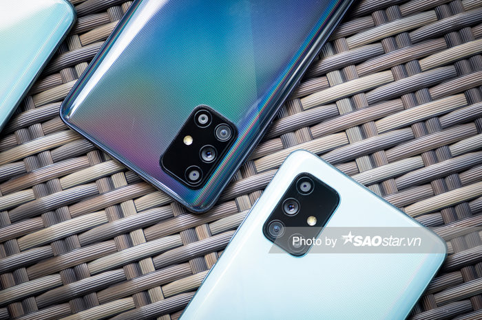 Samsung Galaxy A71 được trang bị chip xử lý Qualcomm Snapdragon 730, RAM 8 GB và bộ nhớ trong 128 GB, có thể mở rộng thêm tối đa 512 GB qua khe cắm thẻ nhớ microSD. Chiếc điện thoại này bên cạnh đó cũng có pin 4.500 mAh hỗ trợ công nghệ sạc nhanh.