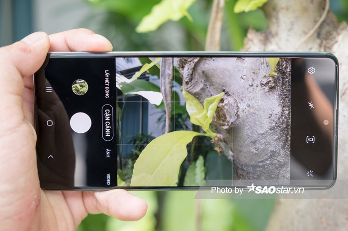 Tính năng chụp cận cảnh cũng là một tính năng ít smartphone hiện tại sở hữu. Nó được thiết kế để camera lấy nét tốt nhất trong khoảng từ 3 – 5 cm. Từ đó tạo ra những tấm hình chụp ở những góc độ trước đó khó chụp được bằng các thiết bị di động.