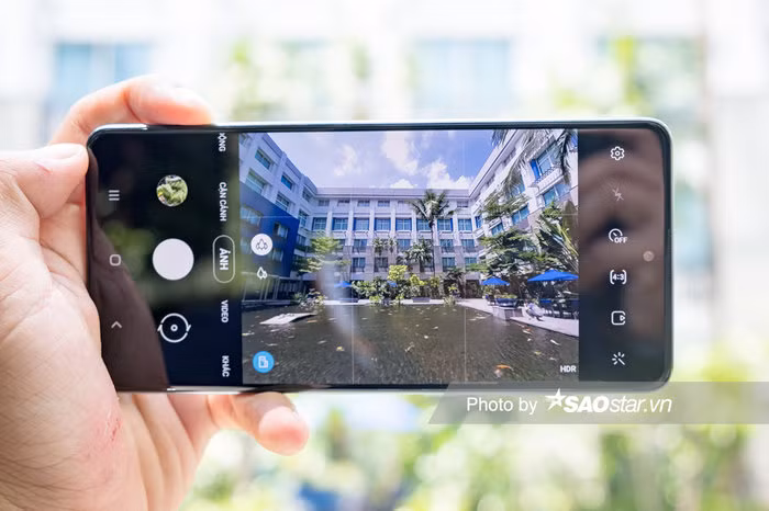 Máy có nhiều điểm nhấn ở cụm camera sau với nhiều chế độ chụp hình khác nhau. Trải nghiệm nhanh cho thấy chất lượng ảnh chụp của Samsung Galaxy A71 có màu sắc và độ chi tiết tốt. Camera góc rộng 123 độ đáp ứng được nhu cầu chụp hình phong cảnh của người dùng.