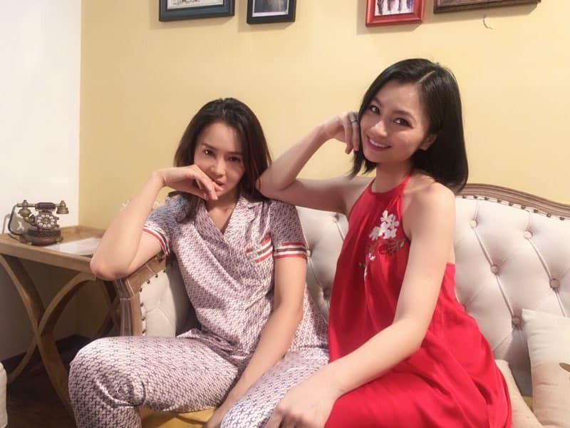 Hồng Diễm và Diệu Hương trên trường quay.