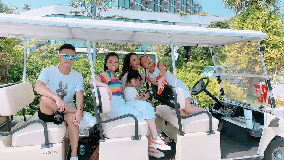  Hồng Đăng, Diệu Hương, Hồng Diễm cùng hai diễn viên nhí của 'Hoa hồng trên ngực trái' vui vẻ ở hậu trường 1 buổi quay.