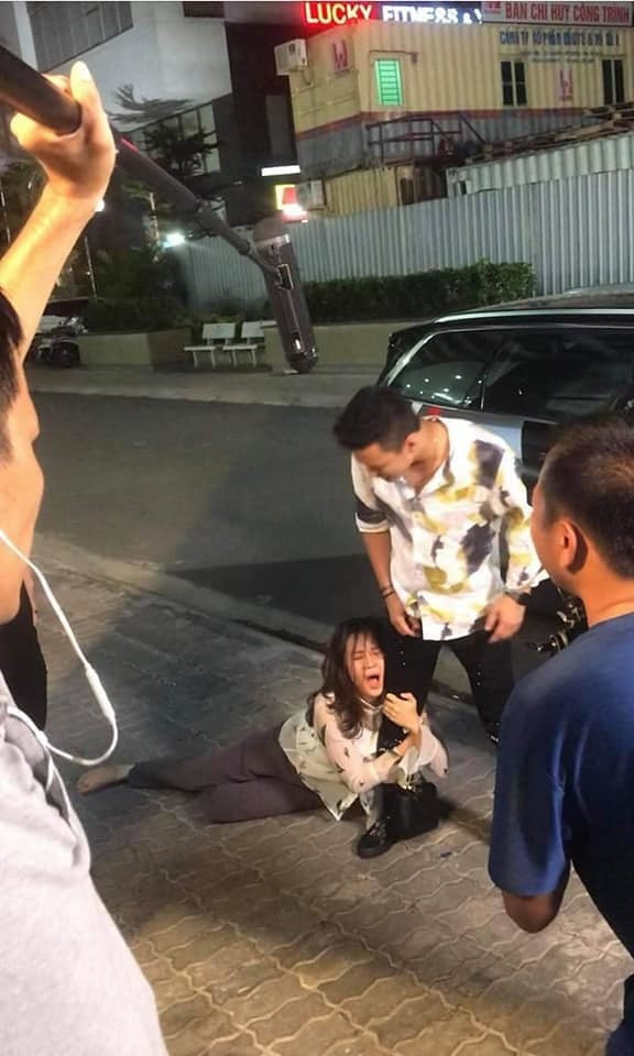 Diễn viên Hồng Diễm viết về hậu trường một cảnh phim giữa cô và Hồng Đăng: "Bức ảnh này liệu có đi vào lịch sử với tôi không? Mất hết cả tự trọng".