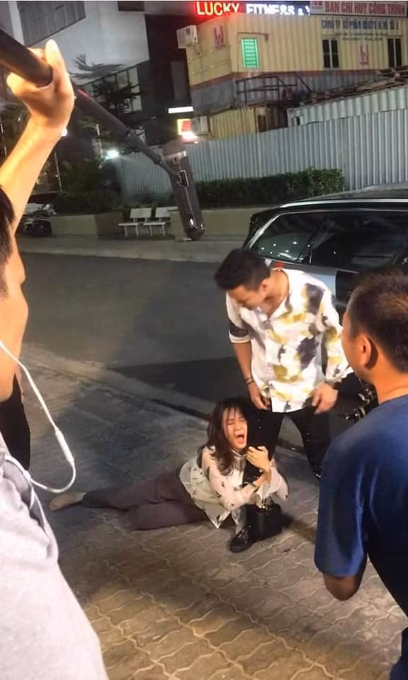 Diễn viên Hồng Diễm viết về hậu trường một cảnh phim giữa cô và Hồng Đăng: "Bức ảnh này liệu có đi vào lịch sử với tôi không? Mất hết cả tự trọng".