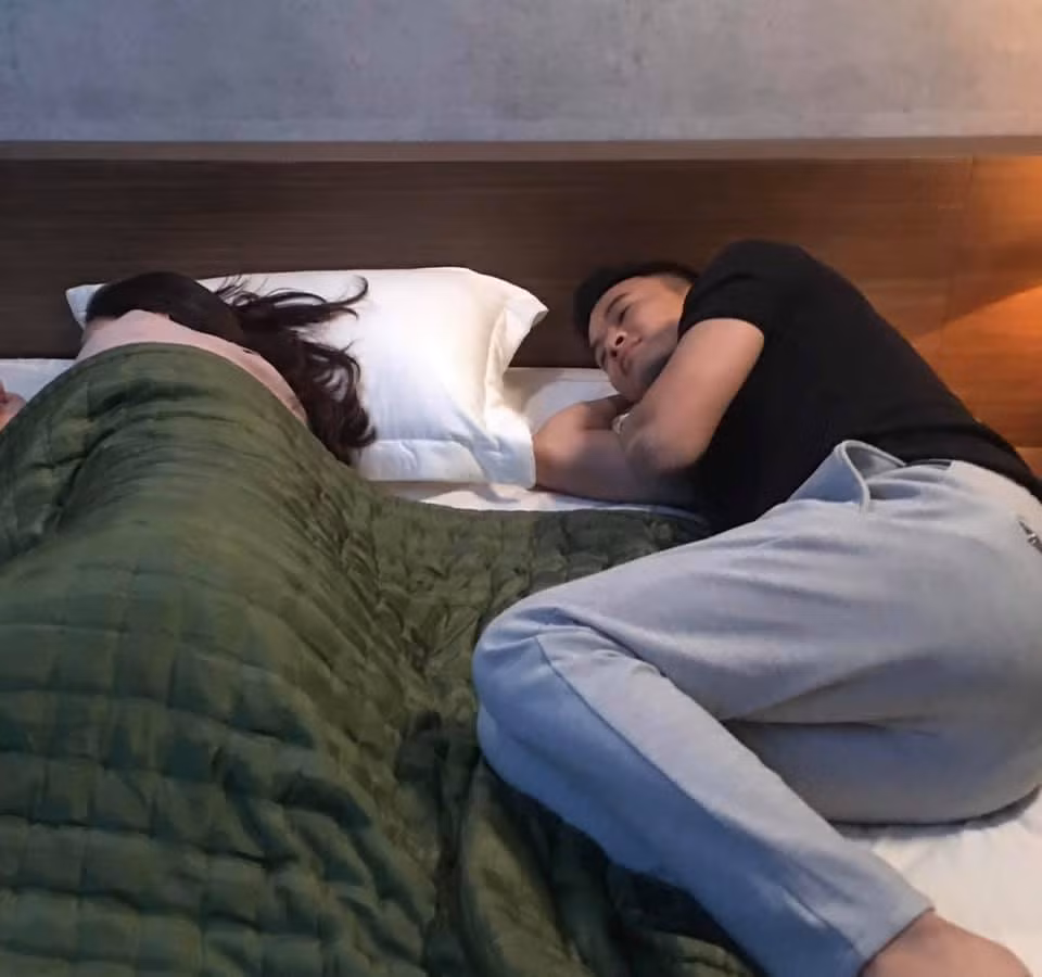 Tuy nhiên hình ảnh hậu trường của cảnh quay này của hai diễn viên Hồng Đăng - Hồng Diễm lại khá hài hước.