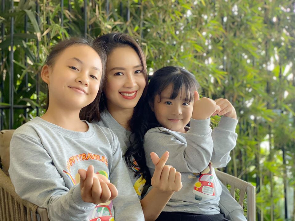 Hồng Diễm chụp ảnh thân mật cùng hai diễn viên nhí ở bối cảnh quay tập 44 mới phát sóng.