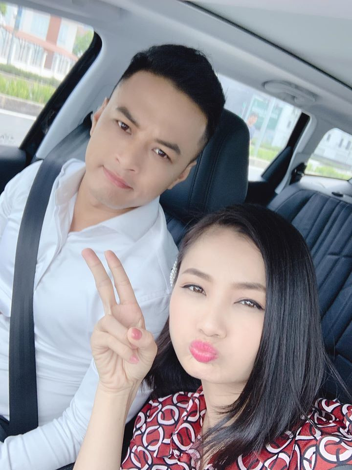 Trên phim, San khóc nức nở với Bảo nhưng xong cảnh quay Diệu Hương đã quay sang chụp hình vui vẻ với Hồng Đăng.