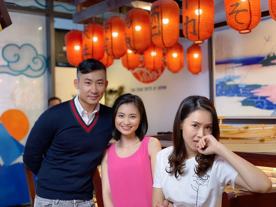 Ba diễn viên tranh thủ ghi lại kỷ niệm trên trường quay.