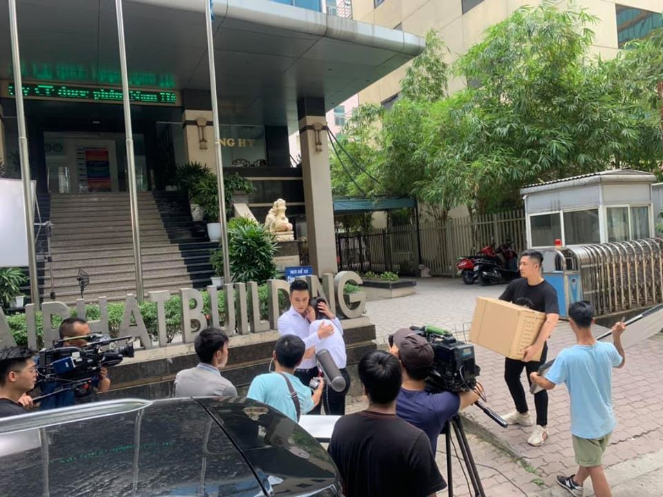 Hóa ra cảnh phim chỉ có 3 người có cả một ê kíp vây quanh.