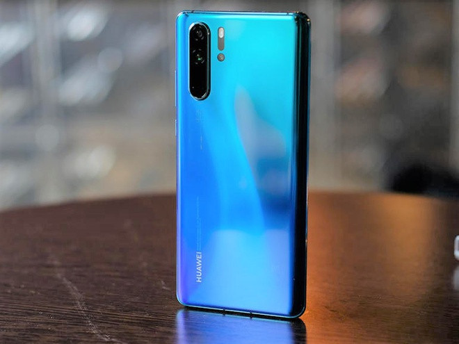 Huawei P30 Pro lên kệ tại Việt Nam vào ngày 13/4 với giá 23 triệu đồng. Máy đang được chào bán với mức giá 18 triệu đồng. Trong khi đó, giá của Huawei P30 Pro qua sử dụng trên một số trang rao vặt từ 9,5 triệu đồng. Máy cho khả năng chụp ảnh tốt với hệ thống 4 camera phía sau, gồm 40 MP, 20 MP, 8 MP và camera ToF.