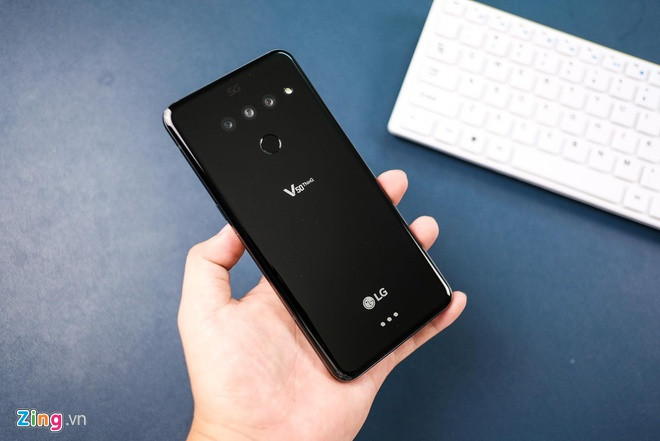 LG V50 ThinQ cũ đang được một số cửa hàng chào bán với giá 8,4 triệu đồng. Sản phẩm dùng màn hình P-OLED, kích thước 6,4 inch. Phía dưới mặt lưng của máy có 3 chấu để kết nối với màn hình phụ. Hai màn hình có thể chạy hai ứng dụng riêng biệt nhau hoặc hiển thị mở rộng cho cùng một ứng dụng.