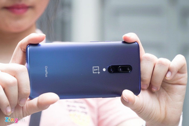 OnePlus 7 Pro không được bán chính hãng tại Việt Nam. Tuy nhiên, sản phẩm này vẫn thu hút được một lượng người dùng nhất định nhờ cấu hình mạnh, giá bán dễ chịu. Thiết bị qua sử dụng đang được bán với giá 9,5 triệu đồng. Máy dùng bị chip Snapdragon 855+, RAM 8 GB cùng màn hình OLED có tần số quét 90 Hz.