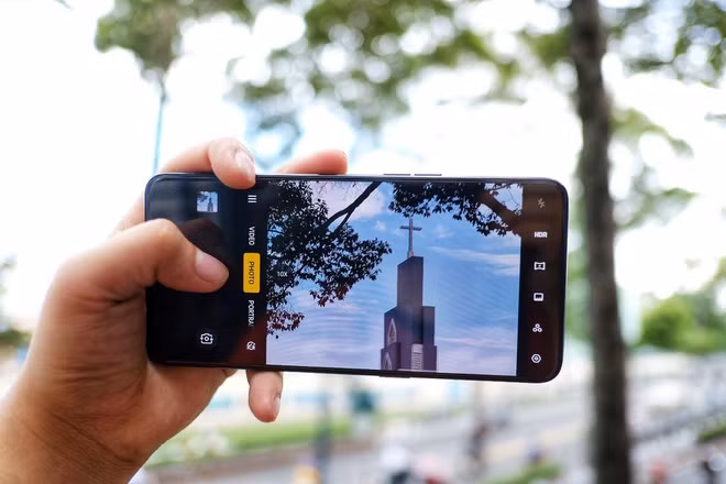 Máy sở hữu màn hình tràn viền kích thước 6,6 inch, Full HD. Model này được trang bị hệ thống 3 camera sau gồm 48 MP, 13 MP và 8 MP, khả năng zoom lai 10x. Bên cạnh đó, thiết bị có camera selfie dạng "vây cá mập" ẩn dưới đỉnh máy. Reno 10X Zoom dùng viên pin có dung lượng 4.065 mAh, sạc siêu nhanh VOOC 3.0.