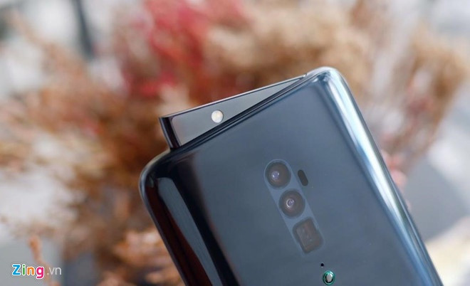 Oppo Reno 10X Zoom được giới thiệu tại Việt Nam vào ngày 6/6. Hiện tại, model này được bán chính hãng tại Việt Nam với giá 17 triệu đồng, giảm 4 triệu đồng. Người dùng có thể lựa chọn các sản phẩm qua sử dụng với giá từ 8,8 triệu đồng.