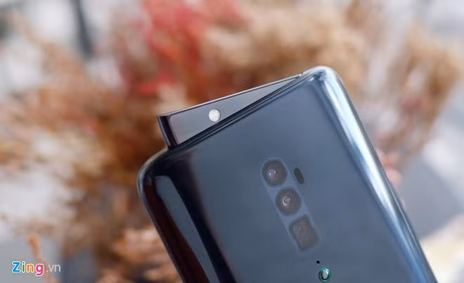 Oppo Reno 10X Zoom được giới thiệu tại Việt Nam vào ngày 6/6. Hiện tại, model này được bán chính hãng tại Việt Nam với giá 17 triệu đồng, giảm 4 triệu đồng. Người dùng có thể lựa chọn các sản phẩm qua sử dụng với giá từ 8,8 triệu đồng.