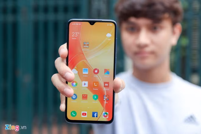 Mi 9 là mẫu smartphone cao cấp của Xiaomi được ra mắt đầu năm 2019. Hiện tại, một số cửa hàng nhỏ đang bán Mi 9 qua sử dụng với giá 6,9 triệu đồng. Model này nổi bật với cấu hình mạnh, chip Snapdragon 855, RAM 6 GB, bộ nhớ trong 64 GB. Mi 9 sở hữu hệ thống 3 camera sau bao gồm 48 MP, 16 MP và 12 MP. Máy có màn hình 6,4 inch, Full HD, dùng tấm nền AMOLED.