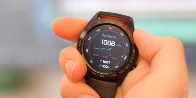 Thiết kế của Honor Watch Magic giống đồng hồ truyền thống với mặt tròn, kích thước 1,2 inch cùng phần viền nhô lên bao quanh, có tác dụng giảm thiểu trầy xước lên bề mặt kính khi sử dụng hàng ngày. Ngoài đếm bước đi và theo dõi giấc ngủ, thiết bị còn có thể ghi lại các bài tập chạy bộ, bơi và đạp xe cùng nhiều hoạt động khác.