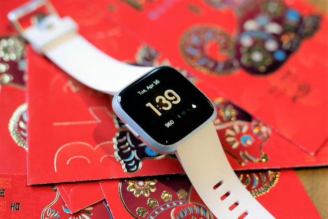 Fitbit Versa Lite là phiên bản rút gọn của mẫu Versa. Thiết bị này có giá 2,2 triệu đồng. Sản phẩm dùng mặt hình vuông, tổng thể nhỏ, gọn. Đồng hồ sở hữu màn hình 1,34 inch, thời lượng pin dùng được khoảng 4 ngày. Thiết bị hỗ trợ khoảng 15 môn thể thao khác nhau, nhận thông báo tin nhắn từ điện thoại. Người dùng có thể trả lời tin nhắn từ đồng hồ bằng những văn bản soạn trước trên điện thoại.