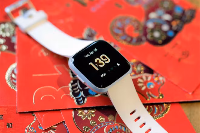 Fitbit Versa Lite là phiên bản rút gọn của mẫu Versa. Thiết bị này có giá 2,2 triệu đồng. Sản phẩm dùng mặt hình vuông, tổng thể nhỏ, gọn. Đồng hồ sở hữu màn hình 1,34 inch, thời lượng pin dùng được khoảng 4 ngày. Thiết bị hỗ trợ khoảng 15 môn thể thao khác nhau, nhận thông báo tin nhắn từ điện thoại. Người dùng có thể trả lời tin nhắn từ đồng hồ bằng những văn bản soạn trước trên điện thoại.