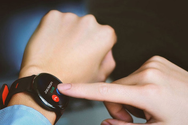 Thiết bị còn hỗ trợ 11 chế độ thể thao khác như đi bộ, chạy bộ, bơi lội, leo núi, các môn thể thao phối hợp… Amazfit Pace sở hữu thời lượng pin khoảng 5 ngày khi sử dụng ở chế độ smartwatch và lên đến 11 ngày nếu chỉ sử dụng như một chiếc đồng hồ truyền thống.