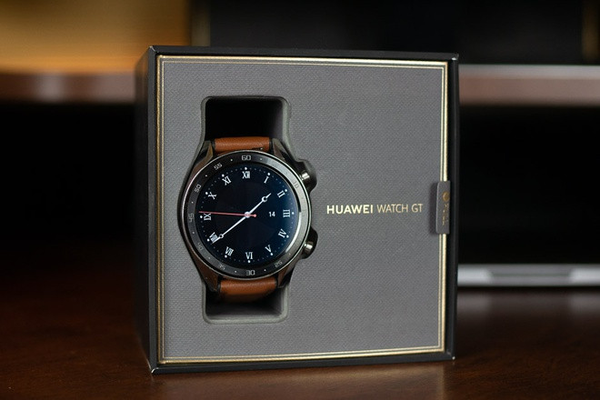 Huawei Watch GT chính hãng đang được chào bán với giá 2,8 triệu đồng. Đây là phiên bản nâng cấp của vòng đeo Huawei Fit. Sản phẩm có mặt hình tròn, màn hình 1,39 inch. Bên cạnh đó, đồng hồ được tích hợp cảm biến nhịp tim, GPS, hỗ trợ nhiều bài tập như chạy bộ, đạp xe, bơi lội… Thiết bị sử dụng hệ điều hành LiteOS thay cho WearOS. Pin của Huawei Watch GT cho thời gian sử dụng khoảng 2 tuần/lần sạc.