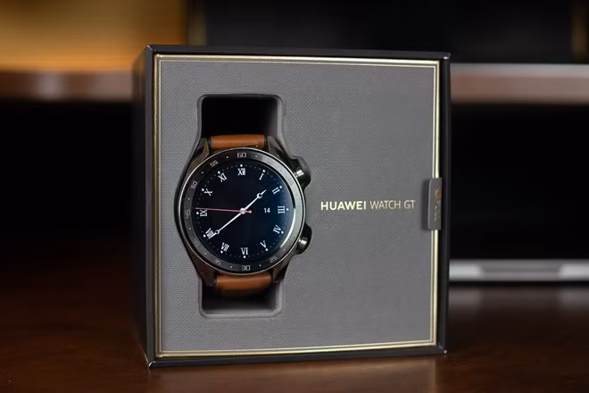 Huawei Watch GT chính hãng đang được chào bán với giá 2,8 triệu đồng. Đây là phiên bản nâng cấp của vòng đeo Huawei Fit. Sản phẩm có mặt hình tròn, màn hình 1,39 inch. Bên cạnh đó, đồng hồ được tích hợp cảm biến nhịp tim, GPS, hỗ trợ nhiều bài tập như chạy bộ, đạp xe, bơi lội… Thiết bị sử dụng hệ điều hành LiteOS thay cho WearOS. Pin của Huawei Watch GT cho thời gian sử dụng khoảng 2 tuần/lần sạc.