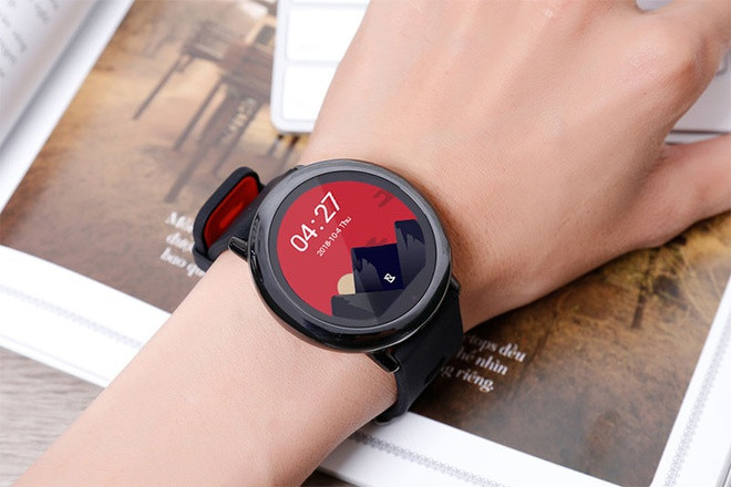 Xiaomi Amazfit Pace chính hãng đang được bán với giá 2 triệu đồng. Smartwatch có thiết kế thời trang này có màn hình 1,34 inch, độ phân giải HD 320 x 300 pixel. Màn hình được làm từ chất liệu kính cường lực Gorilla Glass 3. Nhờ công nghệ cảm biến và phản xạ ánh sáng, độ sáng màn hình của đồng hồ luôn được điều chỉnh tương thích với môi trường xung quanh.