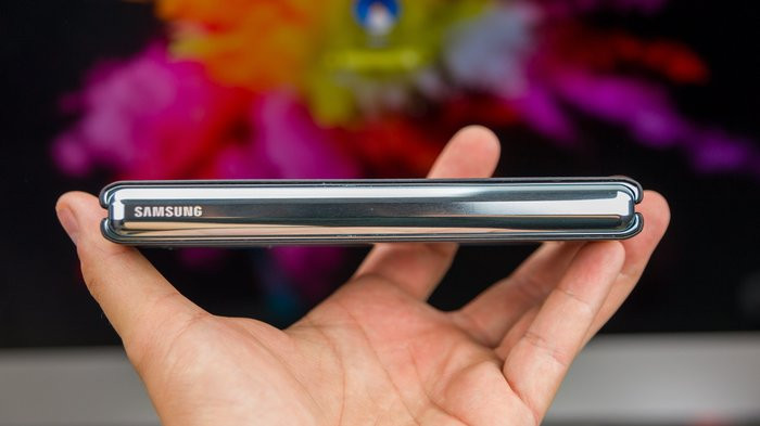 Galaxy Fold sở hữu cấu hình mạnh mẽ với vi xử lý Qualcomm Snapdragon 855, RAM 12 GB và bộ nhớ trong 512 GB. Máy cũng có thiết kế 2 viên pin ở 2 nửa, cho dung lượng tổng 4.300 mAh. (Ảnh: © AndroidPIT)