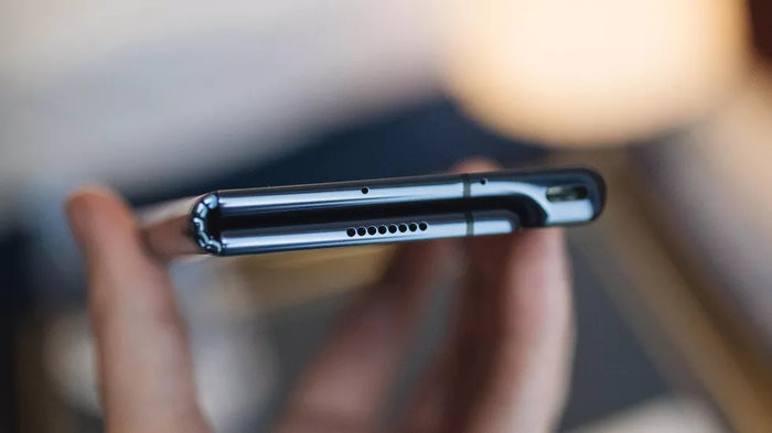 Không giống như Samsung Galaxy Fold, Huawei Mate X có màn hình có thể gập lại vào bên trong, Mate X lại sử dụng cơ chế gập ra ngoài. (Ảnh: Cnet)