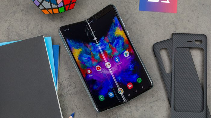 Nói đến những chiếc điện thoại đắt nhất hiện nay, không thể không nhắc tới Galaxy Fold của ông lớn Samsung. Đây cũng là điện thoại thông minh đầu tiên có thể gập lại. (Ảnh: © AndroidPIT)