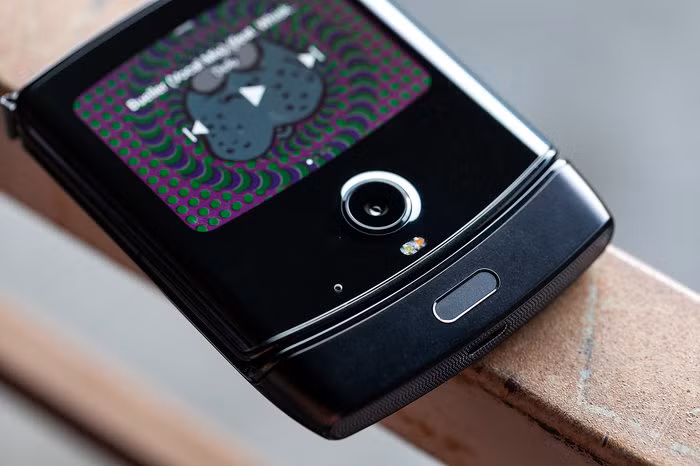 Khi được gập gọn, RAZR 2019 sẽ chẳng khác gì những chiếc điện thoại gập cổ điển nhưng được tích hợp thêm một màn hình nhỏ 2.7 inch “Quick View” để người dùng có thể tiện theo dõi thông báo hay chụp ảnh selfie. (Ảnh: The Verge)