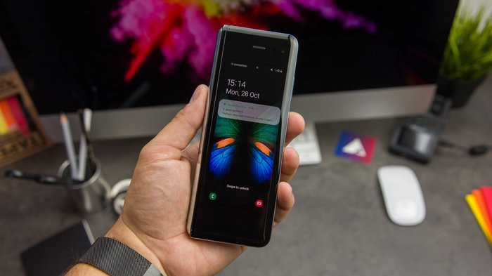 Khi gập lại, Galaxy Fold có kích thước nhỏ gọn, màn hình 4,6 inch, dễ dàng cầm và thao tác bằng một tay. (Ảnh: © AndroidPIT)