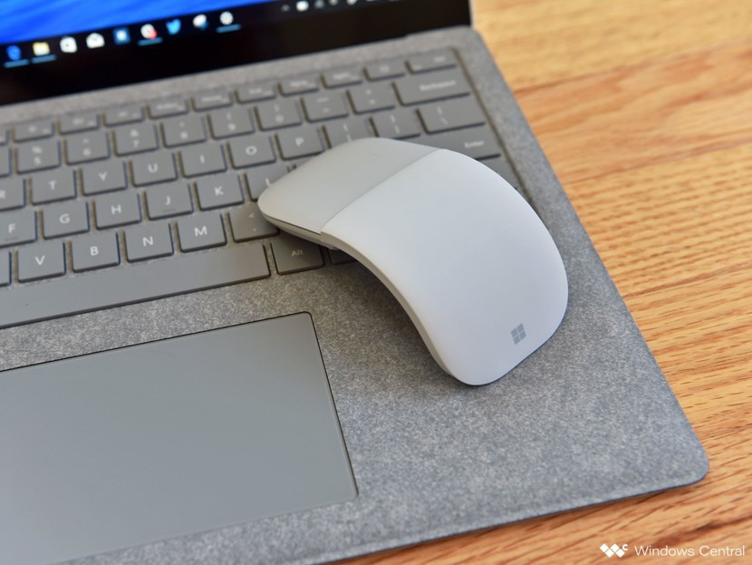 Microsoft Surface Arc Mouse. Đây là chú chuột thích hợp cho những ai thích sự di động, thiết kế đẹp và thoải mái. Thiết kế của Surface Arc Mouse cho phép bạn bẻ thẳng khi không sử dụng nhằm tiết kiệm không gian khi bỏ vào túi xách. Chuột được kết nối bằng cổng Bluetooth hoặc receiver USB, thời lượng pin tối đa 6 tháng, bề mặt cuộn cảm ứng cho phép cuộn ngang lẫn dọc. Giá bán tham khảo là 65 USD. Ảnh: Windows Central.