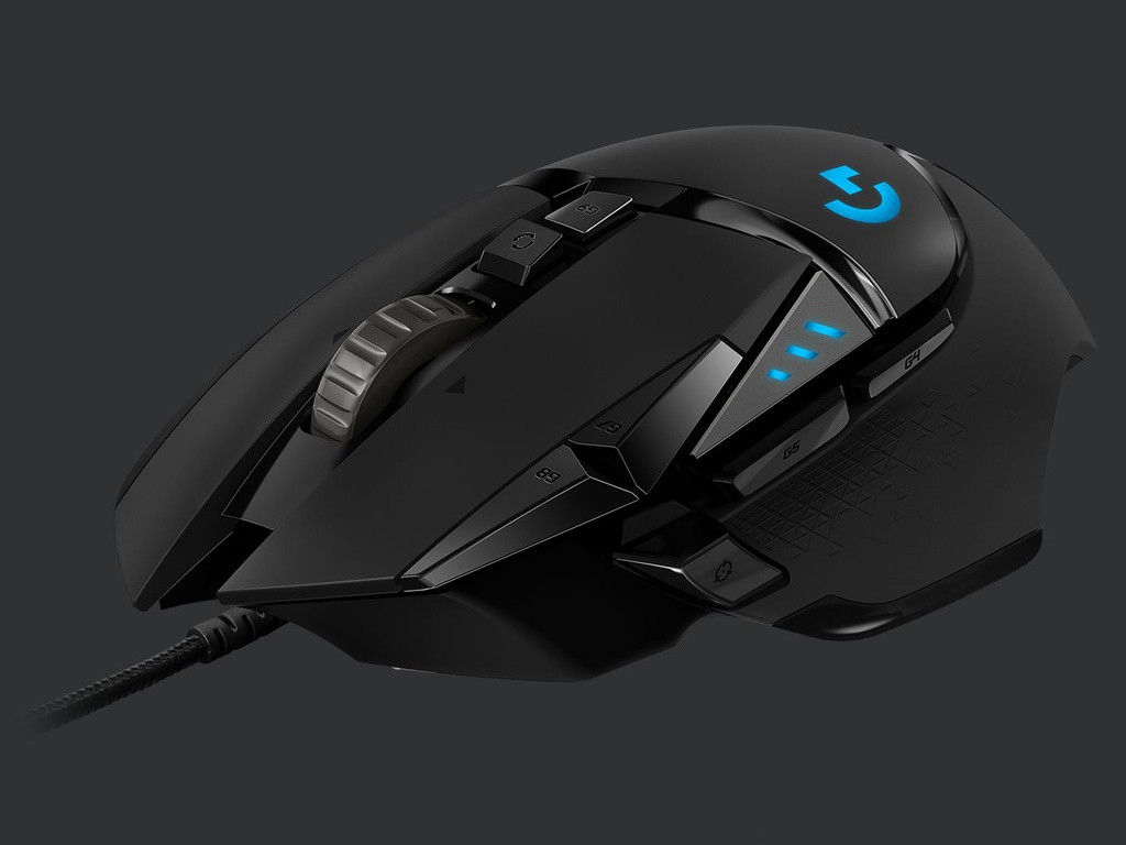Logitech G502 Hero. Thêm một chú chuột chơi game lọt vào danh sách. So với Razer Deathadder Elite, Logitech G502 Hero có thiết kế to hơn, cảm biến 16.000 DPI với thời gian phản hồi chỉ 1 ms. Bạn có thể điều chỉnh đèn RGB trên chuột thông qua phần mềm do Logitech cung cấp. Trọng lượng chuột khá nặng, lên đến 121 g với 5 quả tạ kèm theo để tăng trọng lượng sao cho cảm giác cầm thoải mái nhất. Bên trái chuột còn bổ sung nút "bắn tỉa" (sniper) sẽ hạ DPI ngay lập tức để nhắm mục tiêu chính xác hơn. Với thiết kế, tính năng tối ưu cùng mức giá chỉ gần 50 USD, Logitech G502 Hero là một trong những lựa chọn tốt nhất hiện nay cho các game thủ.