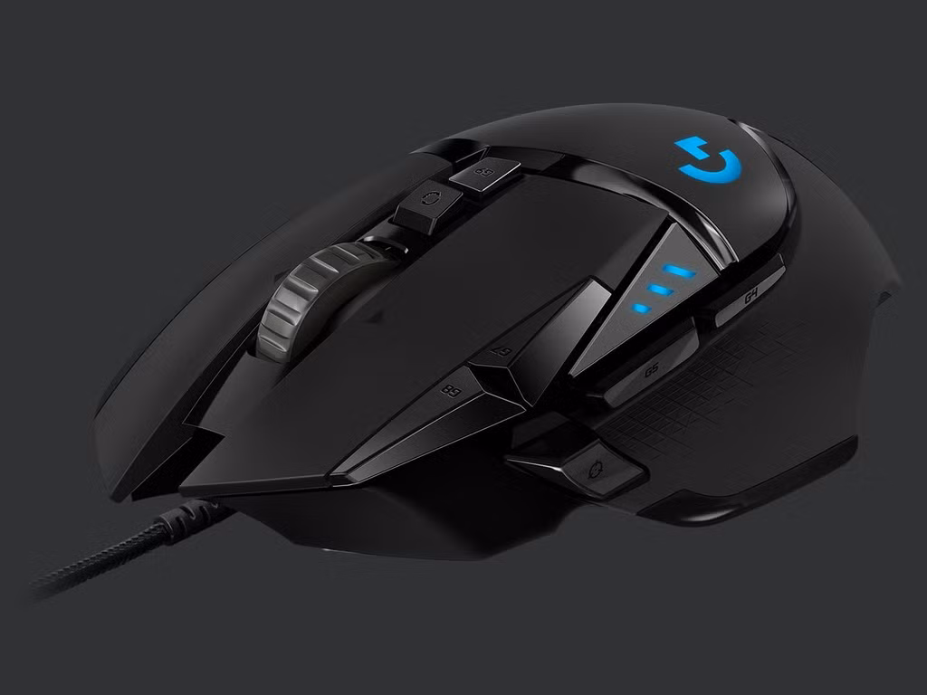 Logitech G502 Hero. Thêm một chú chuột chơi game lọt vào danh sách. So với Razer Deathadder Elite, Logitech G502 Hero có thiết kế to hơn, cảm biến 16.000 DPI với thời gian phản hồi chỉ 1 ms. Bạn có thể điều chỉnh đèn RGB trên chuột thông qua phần mềm do Logitech cung cấp. Trọng lượng chuột khá nặng, lên đến 121 g với 5 quả tạ kèm theo để tăng trọng lượng sao cho cảm giác cầm thoải mái nhất. Bên trái chuột còn bổ sung nút "bắn tỉa" (sniper) sẽ hạ DPI ngay lập tức để nhắm mục tiêu chính xác hơn. Với thiết kế, tính năng tối ưu cùng mức giá chỉ gần 50 USD, Logitech G502 Hero là một trong những lựa chọn tốt nhất hiện nay cho các game thủ.