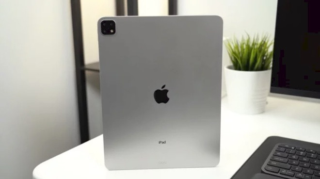 iPad Pro: Apple đã giới thiệu phiên bản iPad Pro được đại tu vào cuối năm 2018. Ngoài sức mạnh vượt trội, nó được bổ sung thêm Face ID cùng Apple Pencil thế hệ 2. Theo các thông tin từ Onleaks, máy tính bảng 2020 của "Táo khuyết" sẽ có 3 ống kính chụp ảnh giống iPhone 11 cùng khả năng ghép các tấm ảnh nhỏ thành một bức hình lớn. Một số tin tức khác cho thấy, Apple đang thử nghiệm màn hình mini LED trên mẫu iPad Pro mới. Sản phẩm này khả năng ra mắt vào cuối năm 2020 hoặc đầu năm 2021. Ảnh: GeekyGadgets.