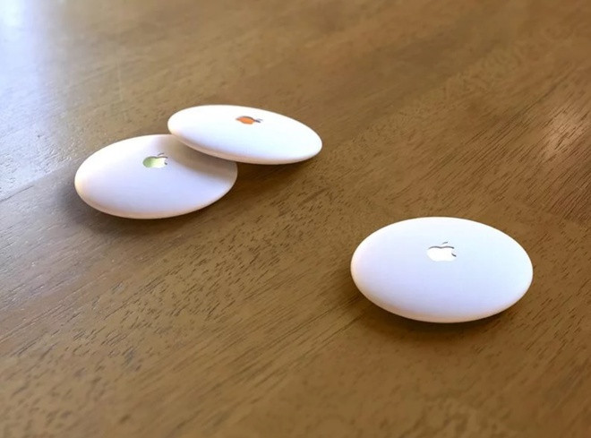 Apple AirTags: Cuối tháng 10 năm ngoái, nhiều trang tin cho biết Apple đang phát triển một sản phẩm mới mang tên AirTags. Đây là một một thiết bị định vị Bluetooth. Nó sẽ được sử dụng để gắn vào các vật dụng dễ mất như khóa, ví và cho phép người dùng sử dụng iPhone theo dõi chúng qua ứng dụng Find my iPhone. Những dấu hiệu về AirTags của Apple xuất hiện trên iOS 13 trong nhiều tháng nay cho thấy thời gian công bố có thể là vào năm 2020. Ảnh: Macrumors.