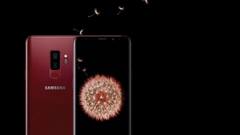Galaxy S9+ phiên bản Vang Đỏ được đánh giá là chiếc smartphone khá đặc biệt cho dịp Tết này. Chiếc điện thoại có vẻ bề ngoài bắt mắt và đẳng cấp nhất, đặc biệt được trang bị cụm camera kép có thể điều chỉnh khẩu độ (giữa F/2.4 và F/1.5), chống rung quang học OIS giúp người dùng linh hoạt trong quá trình chụp, tạo nên những bức ảnh có độ tương phản cao và đặc biệt sắc nét trong môi trường thiếu sáng.