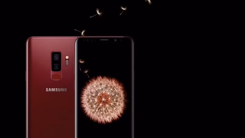 Galaxy S9+ phiên bản Vang Đỏ được đánh giá là chiếc smartphone khá đặc biệt cho dịp Tết này. Chiếc điện thoại có vẻ bề ngoài bắt mắt và đẳng cấp nhất, đặc biệt được trang bị cụm camera kép có thể điều chỉnh khẩu độ (giữa F/2.4 và F/1.5), chống rung quang học OIS giúp người dùng linh hoạt trong quá trình chụp, tạo nên những bức ảnh có độ tương phản cao và đặc biệt sắc nét trong môi trường thiếu sáng.