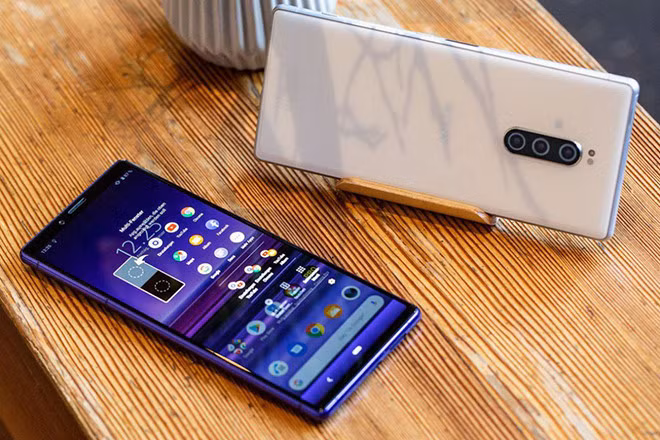 Sony Xperia 1 là sự lựa chọn tuyệt vời cho những người không chỉ thích quay phim mà còn muốn chụp ảnh với smartphone của mình. Điện thoại có thể quay cảnh ở tỷ lệ lên đến 21:9 theo phong cách điện ảnh, cung cấp điều khiển thủ công hoàn toàn và có cấu hình màu phẳng đẹp mắt. Máy có hệ thống camera ba ống kính ở mặt sau, gồm camera 12 MP (f/1.6) hỗ trợ lấy nét tự động Dual Pixel và chống rung Optical SteadyShot (OIS + EIS); camera góc rộng 12 MP (f/2.4) và camera tele 12 MP (f/2.4).