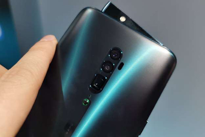 Oppo Reno 10x zoom có hệ thống camera selfie bật lên dạng vây cá mập khá độc đáo cung cấp cảm biến 16 MP có thể ẩn khi không sử dụng. Reno 10x zoom đi kèm camera với ống kính tiềm vọng, cho phép zoom quang xấp xỉ 5x. Điều đó có nghĩa nó giúp người dùng tiến gần hơn đến đối tượng mà không làm vỡ khung hình. Chiếc điện thoại này cũng có khả năng chụp ảnh tĩnh với độ phân giải tuyệt vời nhờ camera chính 48 MP, cho phép chụp ảnh tốc độ siêu nhanh để mang đến tính linh hoạt cao. Ngoài ra hệ thống camera sau còn có sự xuất hiện của camera góc cực rộng 8 MP (f/2.2) và camera tele 13 MP (f/3.0).
