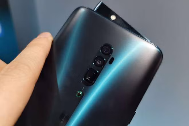 Oppo Reno 10x zoom có hệ thống camera selfie bật lên dạng vây cá mập khá độc đáo cung cấp cảm biến 16 MP có thể ẩn khi không sử dụng. Reno 10x zoom đi kèm camera với ống kính tiềm vọng, cho phép zoom quang xấp xỉ 5x. Điều đó có nghĩa nó giúp người dùng tiến gần hơn đến đối tượng mà không làm vỡ khung hình. Chiếc điện thoại này cũng có khả năng chụp ảnh tĩnh với độ phân giải tuyệt vời nhờ camera chính 48 MP, cho phép chụp ảnh tốc độ siêu nhanh để mang đến tính linh hoạt cao. Ngoài ra hệ thống camera sau còn có sự xuất hiện của camera góc cực rộng 8 MP (f/2.2) và camera tele 13 MP (f/3.0).