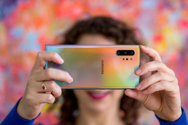 Mẫu smartphone Galaxy Note 10+ có màn hình AMOLED 6,8 inch, dung lượng lưu trữ 256 GB, điểm nhấn trên sản phẩm chính là hệ thống 4 camera cho khả năng chụp tuyệt vời ở mặt sau. Hệ thống camera được trang bị chế độ ổn định quang học (OIS) và khẩu độ thay đổi linh hoạt. Chế độ VGA với khẩu độ f/1.4 còn được đặc biệt nâng cấp để cho phép chụp những cảnh vật có độ sâu hoặc quay video ở chế độ xoá phông (Live Focus).